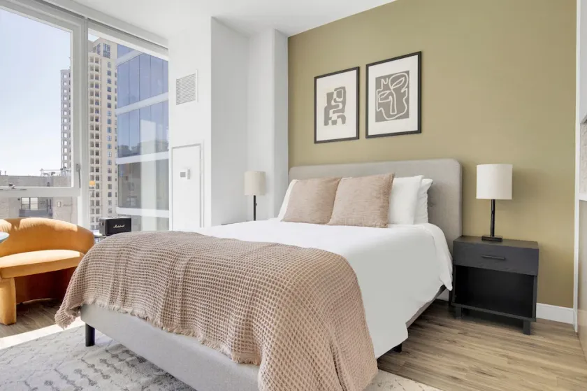 Hip South Loop Studio w/ Lounge, Pool & Gym near Grant Park, by Blueground - Image 1
