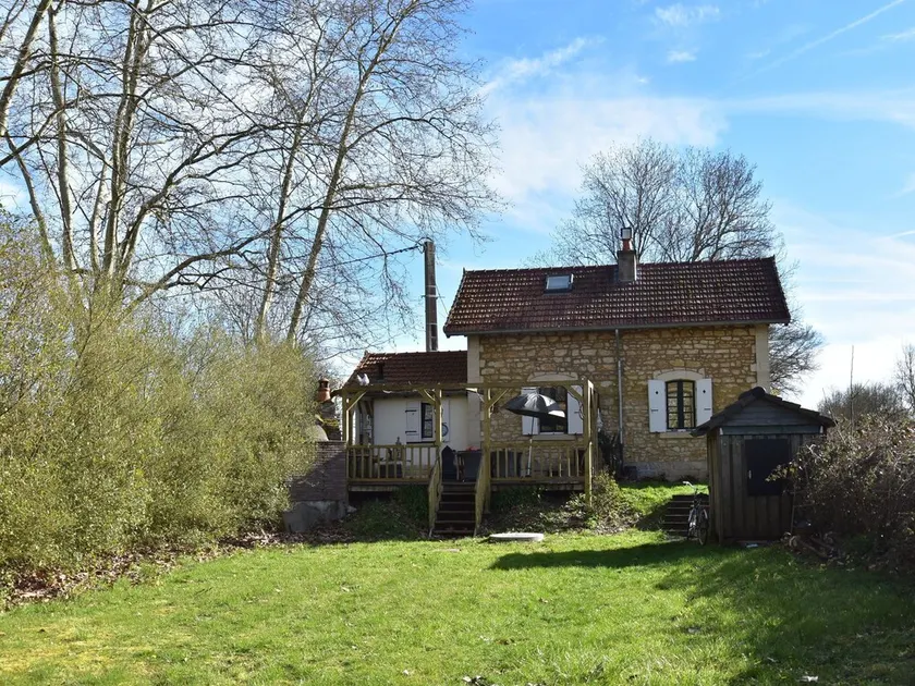 Hytte i Frankrig med have nær sø - Image 1
