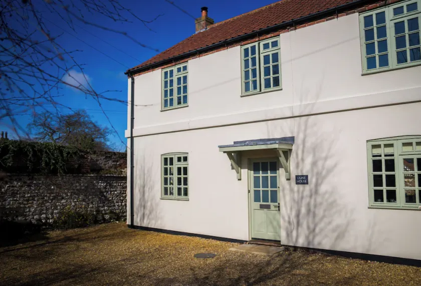 Una impresionante casa costera en Brancaster. Duerme 8, Perros bienvenidos. - Image 1