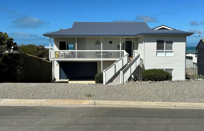 Enjoy Panoramic coastal views at this spacious hilltop property. Linen included. - Image 1