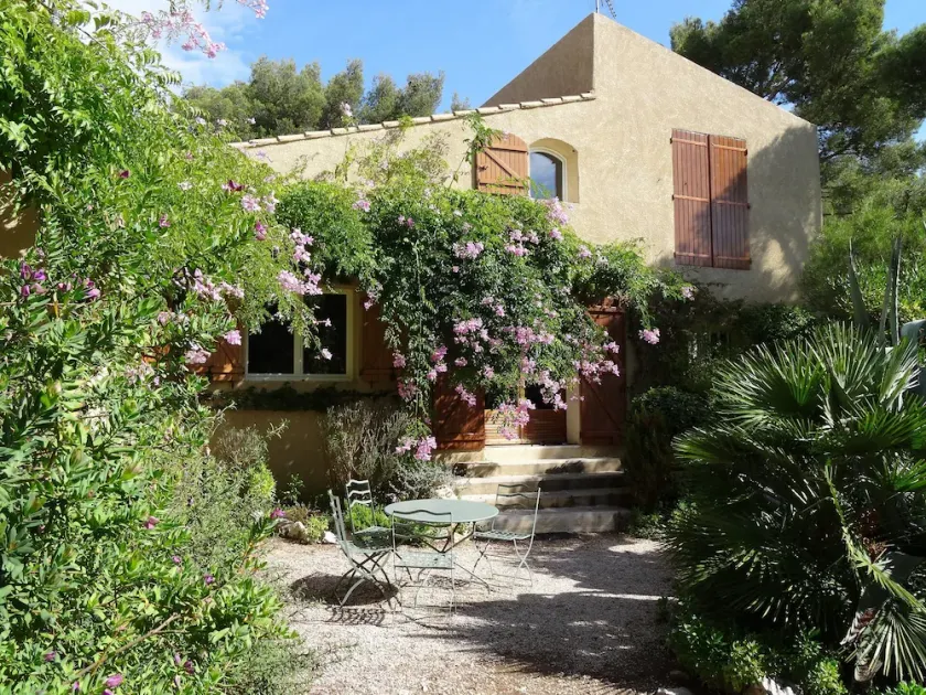 House of karakter mellem hav og bæk i Cassis - Image 1