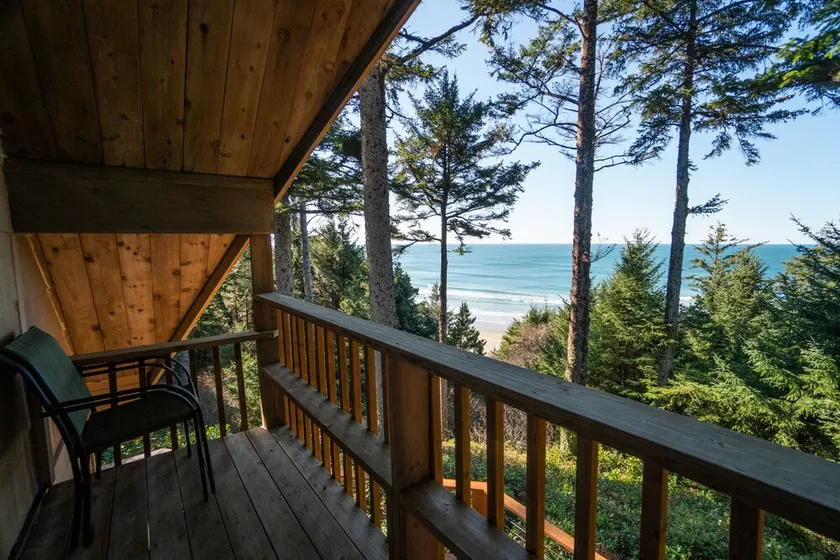 Nyd Oceanfront Bliss fra en bjergside med beskyttende fyrretræer på Otter Rock! - Image 1