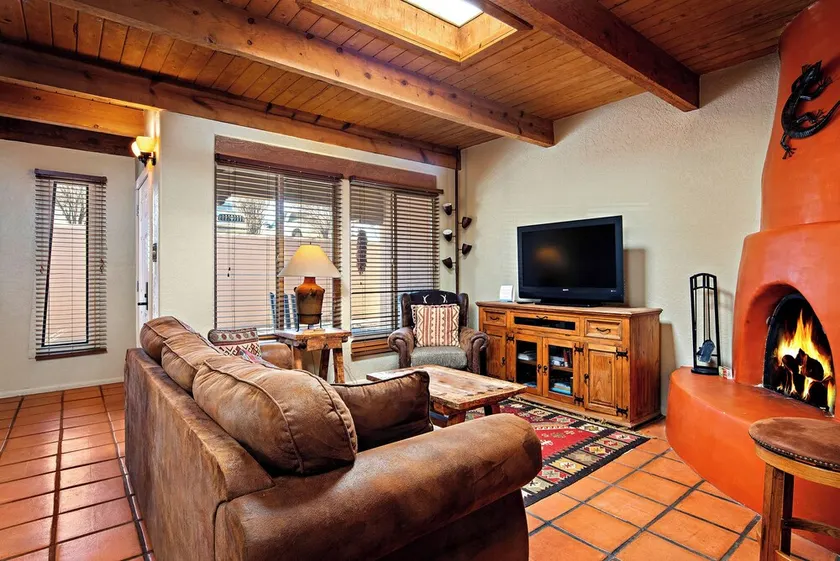 Fort Marcy 67 | Walk to Plaza | Kiva Fireplace | Full Kitchen | Hot Tub | Pool | Single Level - Image 1