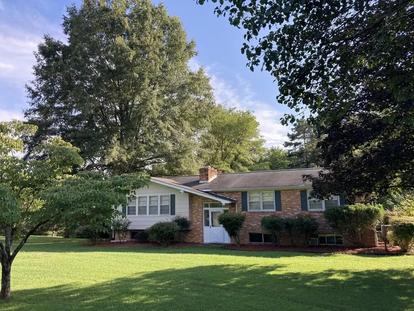 Visit Monticello, Wineries, UVA & More - Image 1