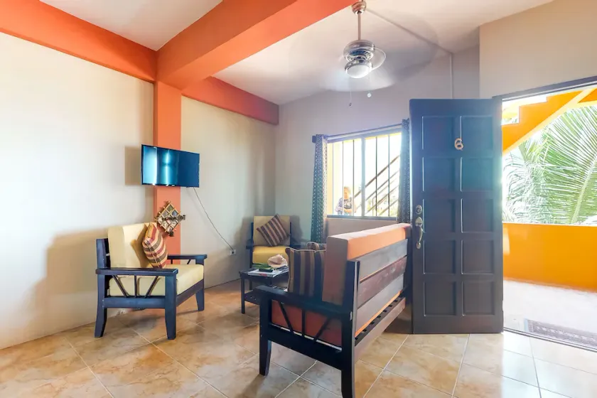Family-friendly condo with WiFi & partial AC, located just steps from the ocean - Image 1