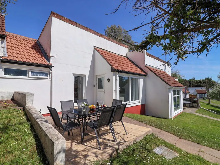 13 MANORCOMBE BUNGALOWS, pet friendly, with pool in Gunnislake - Image 1