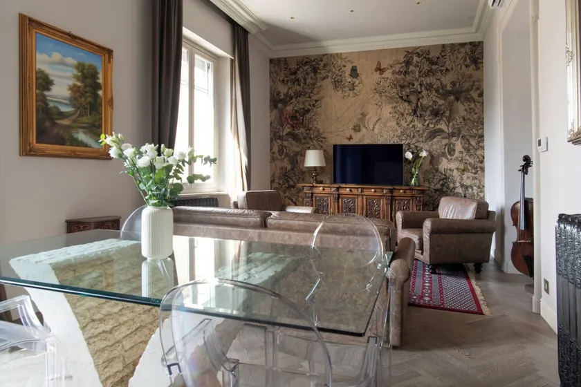 Plaza View Luxury Apartment, Alba - Image 1