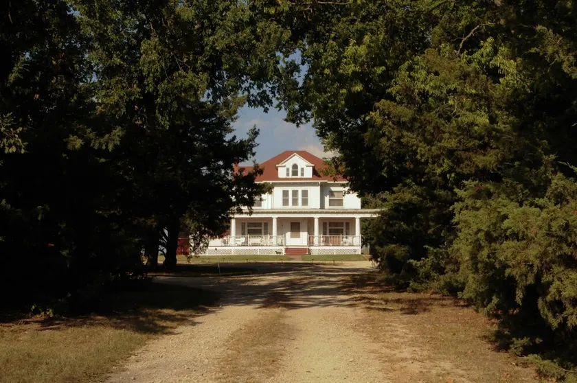 Keene Road Country Estate mit rustikalen Scheunen - Image 1