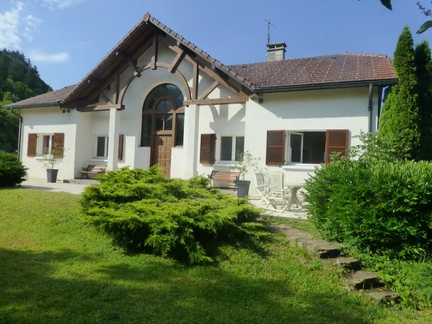 Beautiful family residence on the lake route - Image 1