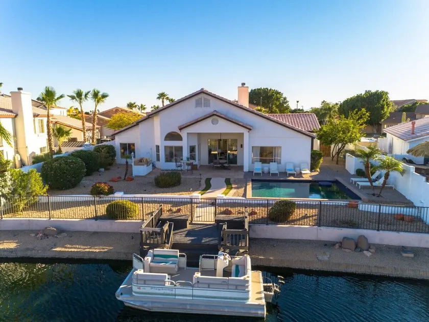 Waterside - Lavish Lakeside Property with Heated Pool and Pontoon Boat - Image 1