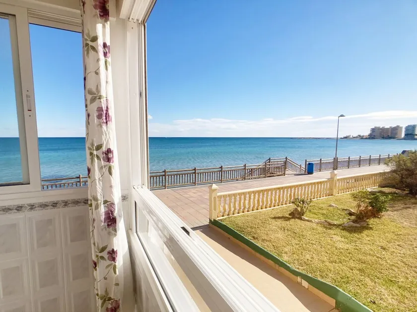 Bright and spacious 3 bedroom frontline with stunning views - Image 1