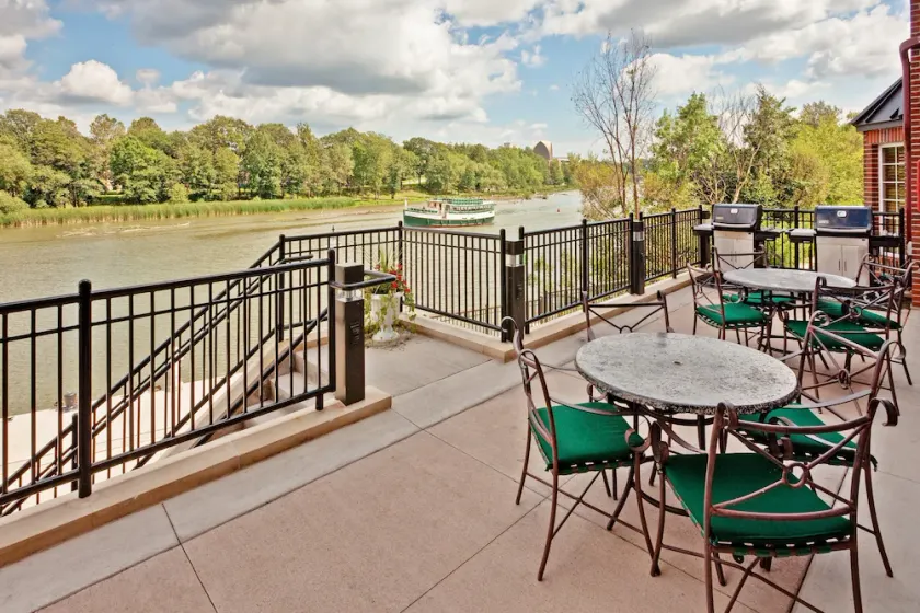 2 Bedroom | Equipped Suite Near the River - Image 1