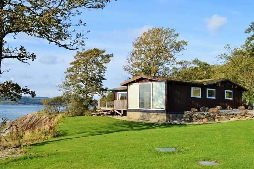 Shore front location, private beach, Loch Fyne, Argyll. Sleeps 6 - Image 1
