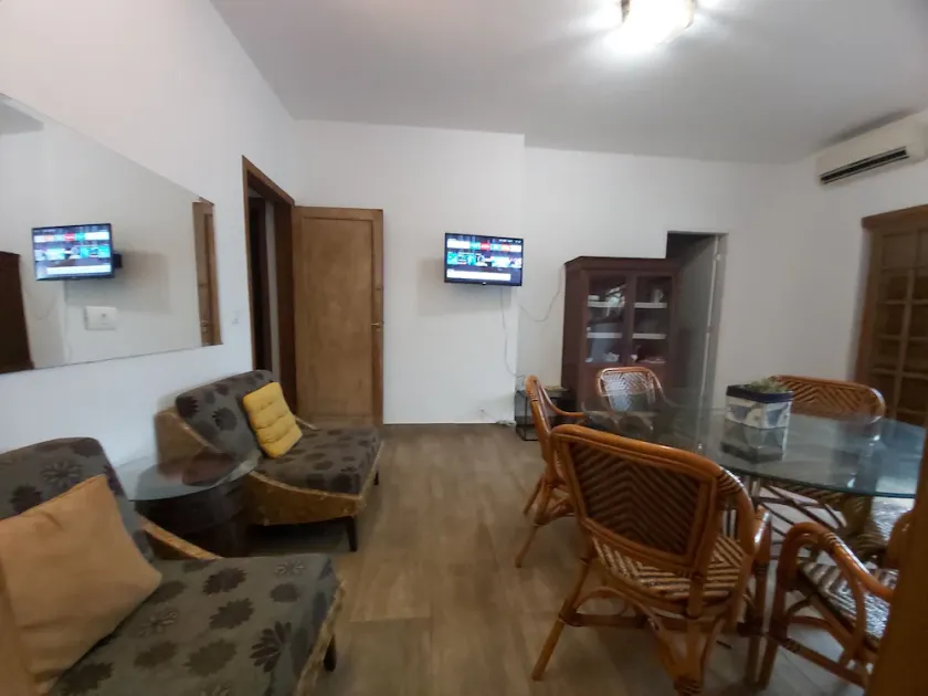 Cozy house with 2 garages and 2 bedrooms. - Image 1
