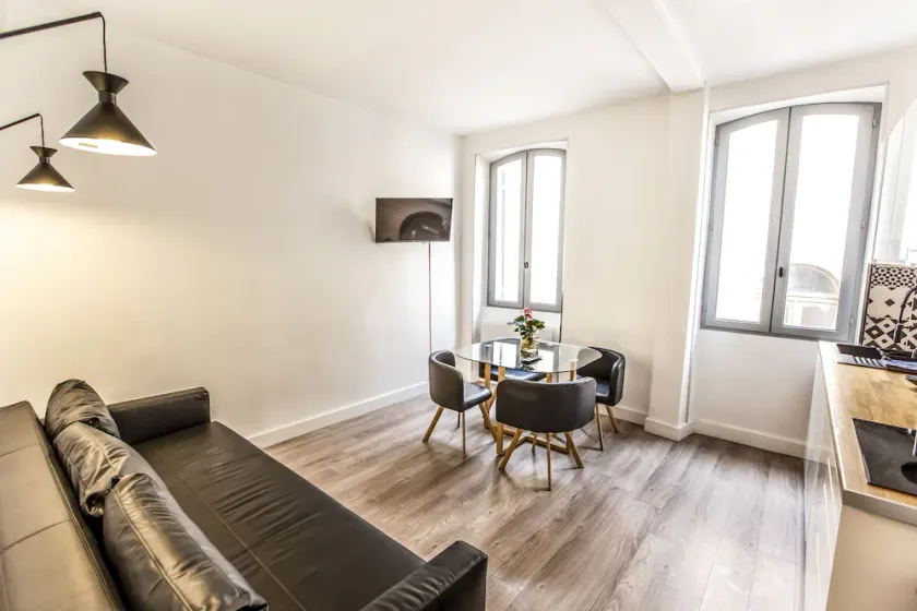 Beautiful modern renovation in the heart of Panier - Image 1