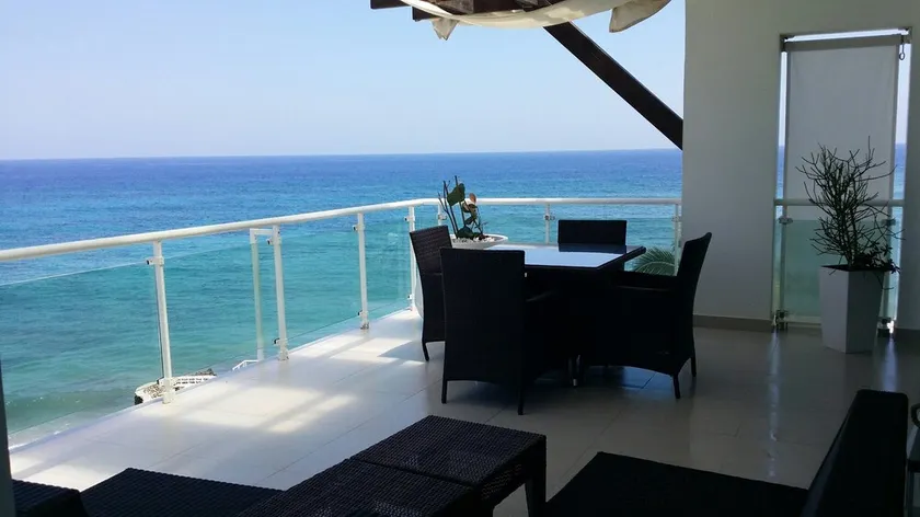 Luxury beachfront penthouse, top floor, amazing sea views! - Image 1