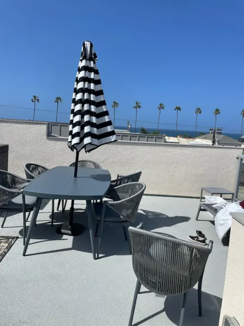 Oceanside beach retreat 3 min walk to beach Rooftop views - Image 1