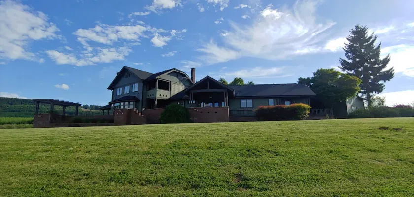 Countryside Retreat with Mountain Views - Image 1