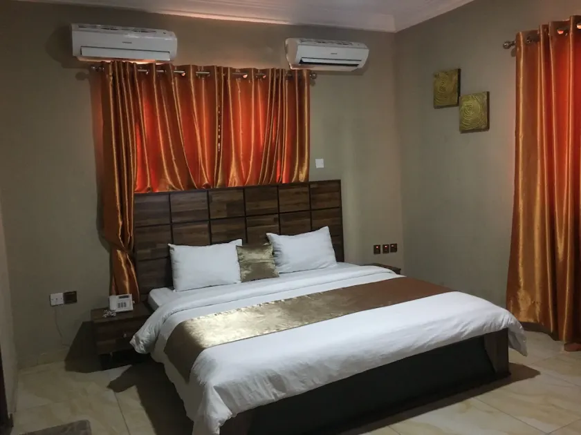Momak 4 Hotel & Suites - Image 1