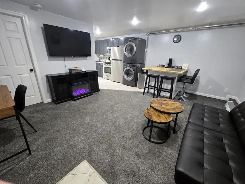 Private 1 bedroom apt in a quiet neighborhood, close to all! - Image 1