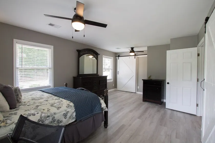 Remodeled family home, 5 minutes away from the park! - Image 1