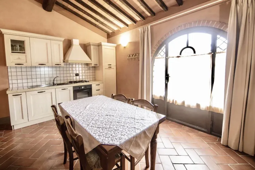 Trilocale 6 posti letto di mq 55, sono arredati in stile rustico ma elegante e sono disposti su due livelli.A piano terra angolo cottura attrezzato di stoviglie, forno, frigorifero con congelatore, Tv Sat, soggiorno con divano letto matrimoniale e camera - Image 1
