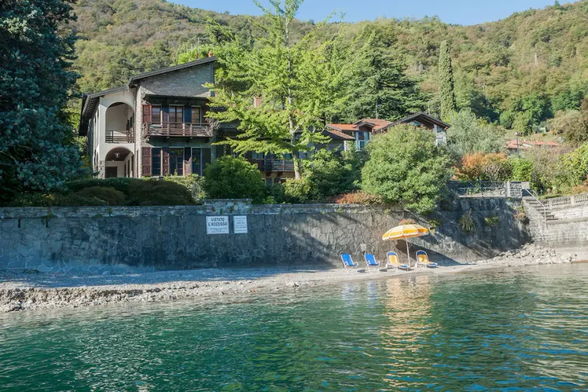 Villa med have foran søen - Image 1