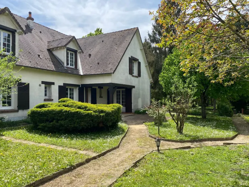 Family home, its park and streams, on the route des Châteaux - Image 1
