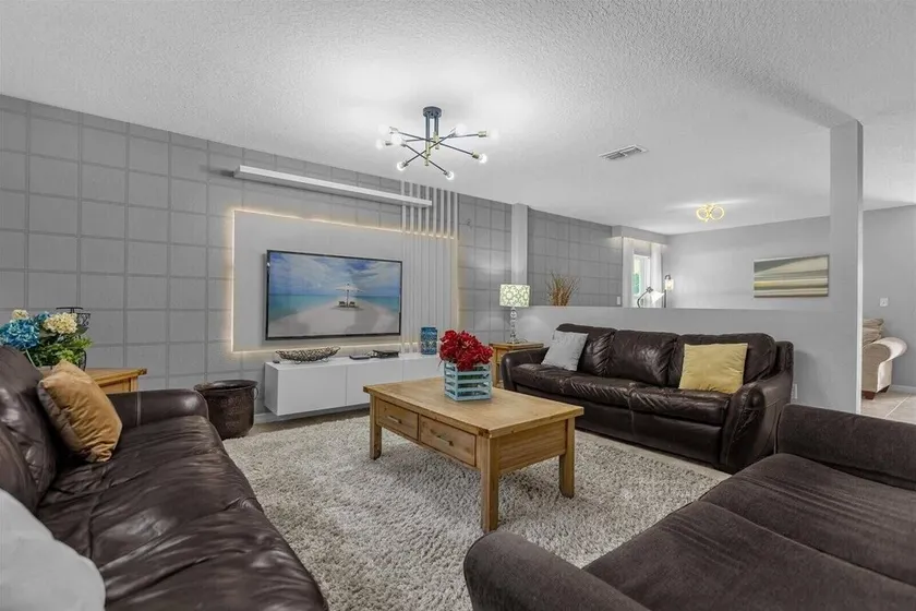 6 Bedrooms 4.5 Bathrooms Crystal Cove 957 EG - Image 1