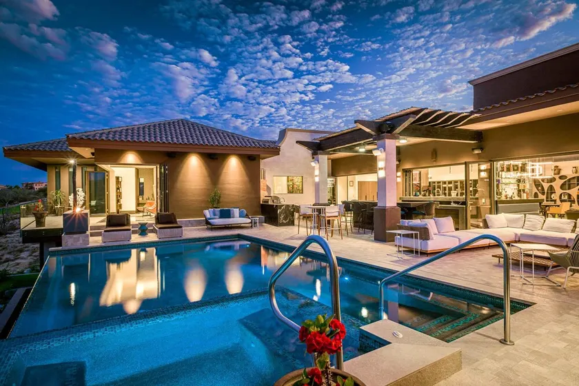 Contemporary 5BR Villa Sleeps up to 16! - Image 1