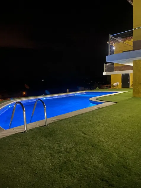 4 Bed Villa - Sleeps 9- Pool - Garden - Parking - Image 1