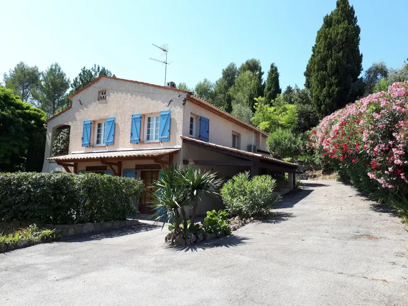 3 pièces dans une villa avec jardin. - Image 1