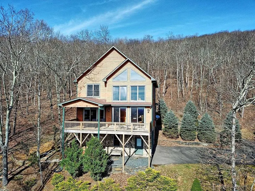 Sky High in West Jefferson, NC: Geräumige 4-Zimmer-Hütte für 10 mit atemberaubendem Bergblick. - Image 1