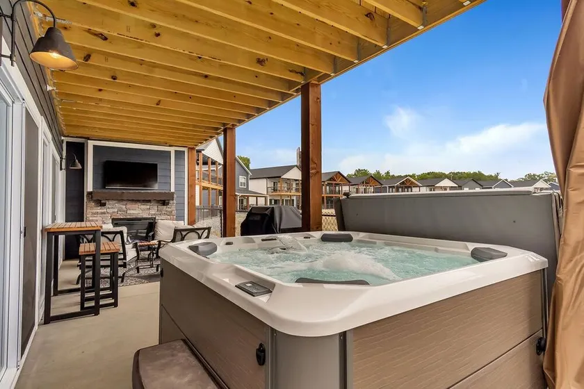 Enjoy Idle Time at Table Rock Lake with Arcades, Private Hot Tub, Dog-Friendly Stay & Free Tickets - Image 1