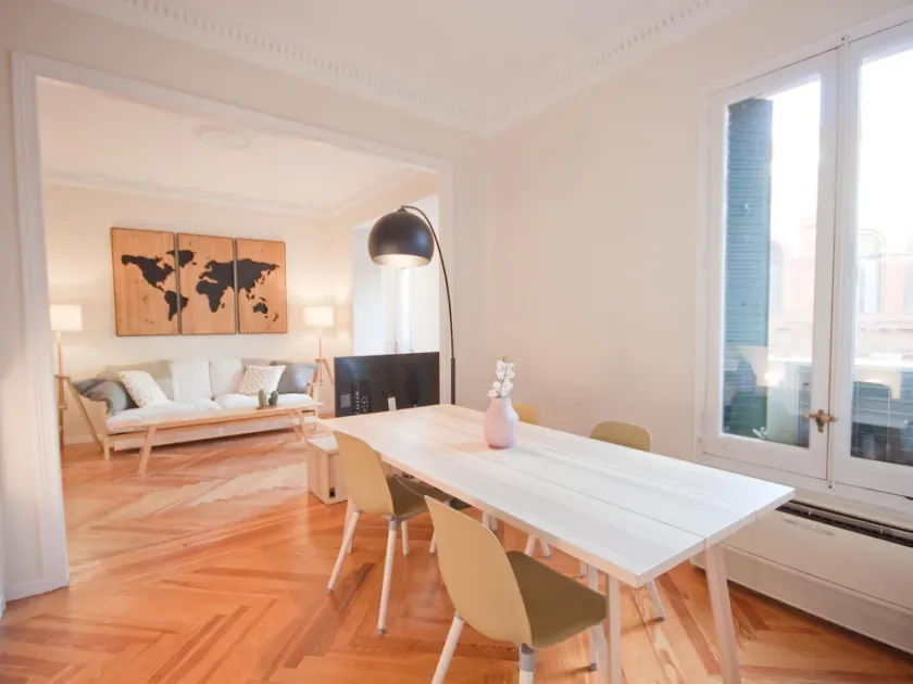 Beautiful 2 bedroom flat in elegant building in Chamberí - Image 1