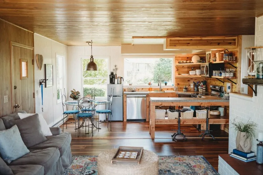 1- Cheerful and cozy water-view cottage - Image 1