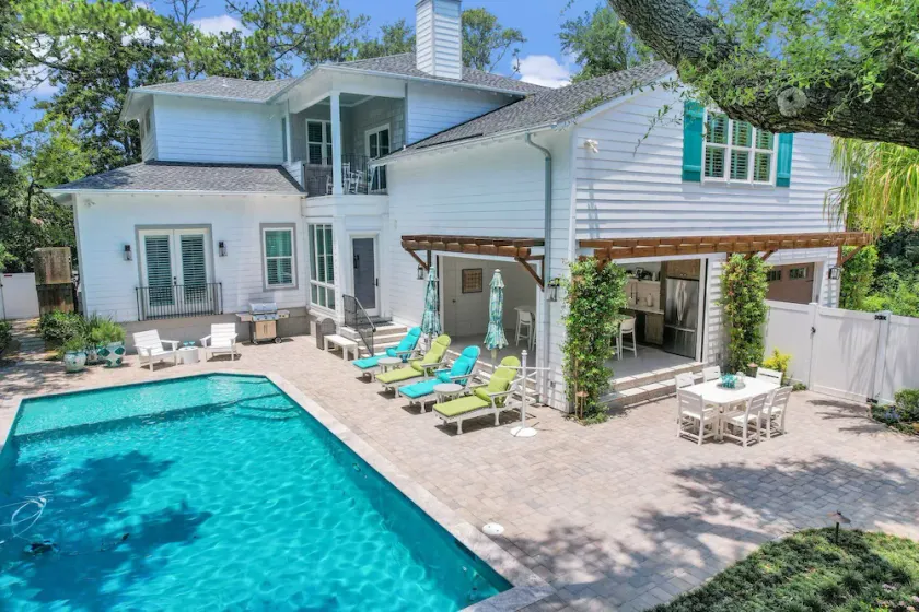 Wunderschönes East Beach Home! Einfach zu Fuß zum Strand, Pool, 5BR / 5. 5BA Schlafmöglichkeiten für 16 - Image 1