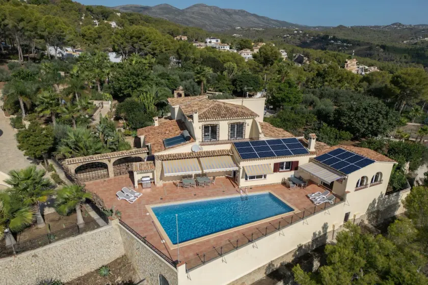 Ref 147) Large well-maintained villa in Calp(e) with sea views for 10 people - Image 1