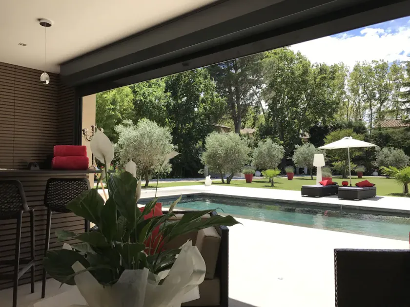 Roligt og landligt med opvarmet swimmingpool, stor have og jacuzzi i Avignon - Image 1