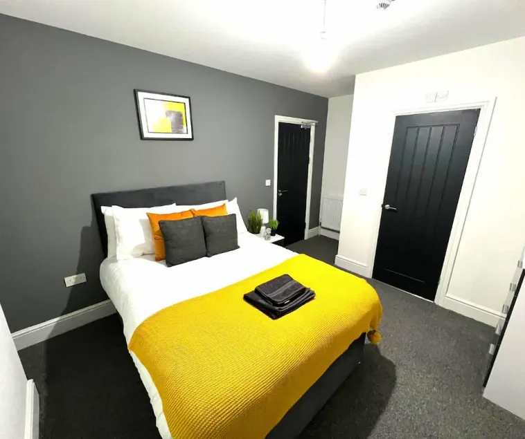 Chantry Suites Double Room with En-Suite in DN31 - Image 1