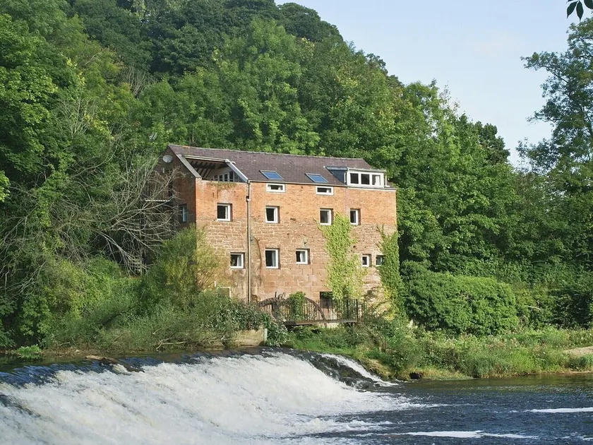 5 bedroom accommodation in Erbistock, near Llangollen - Image 1