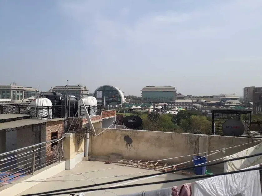 Studio apartment overlooking Select City Walk Mall - Image 1