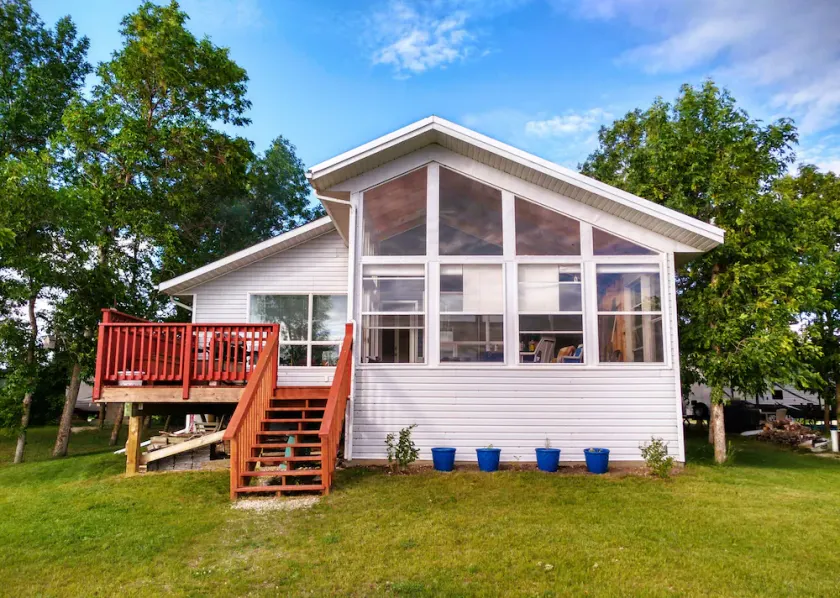 4-season home on Lake Manitoba - Image 1