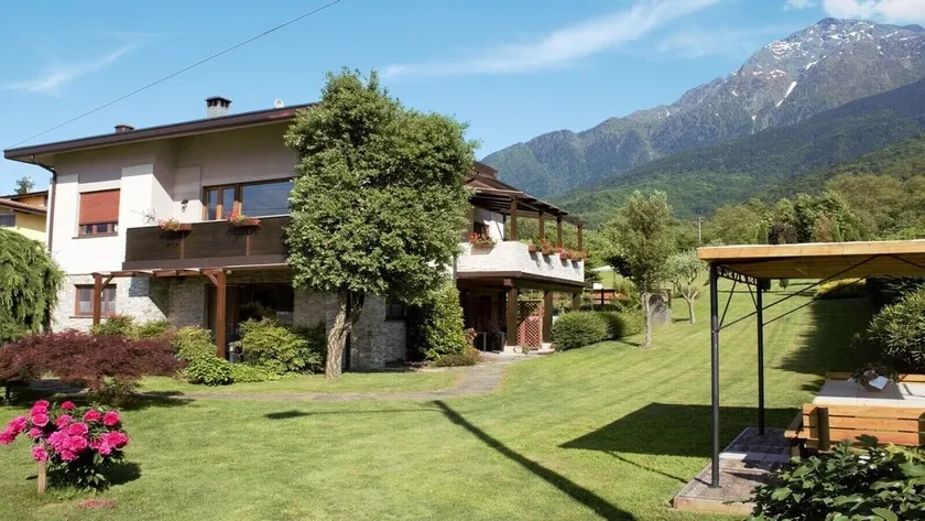 villatrecariole för 2 med pool och utsikt över bergen och sjön - Image 1