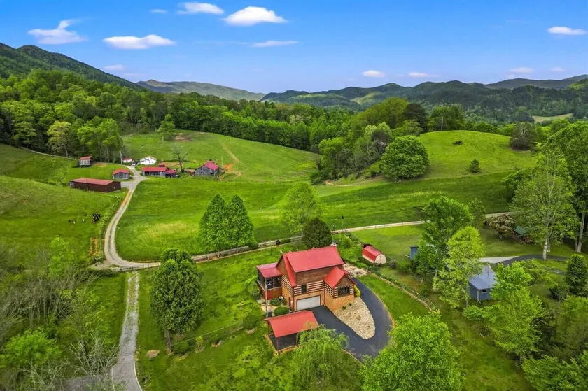 Hidden Star Hideaway-Blackberry Farm-Smoky Mtn Nat Park-Hot Tub- Fire Pit- Fenced Yard- Pet Friendly - Image 1
