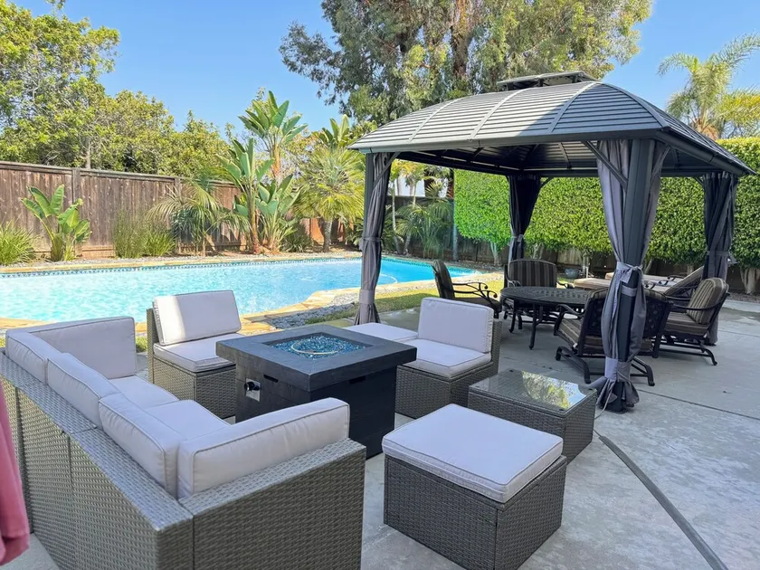 Spacious and comfy! Private Yard, Pool, Close to Beaches, Hiking, Golf & Shops! - Image 1