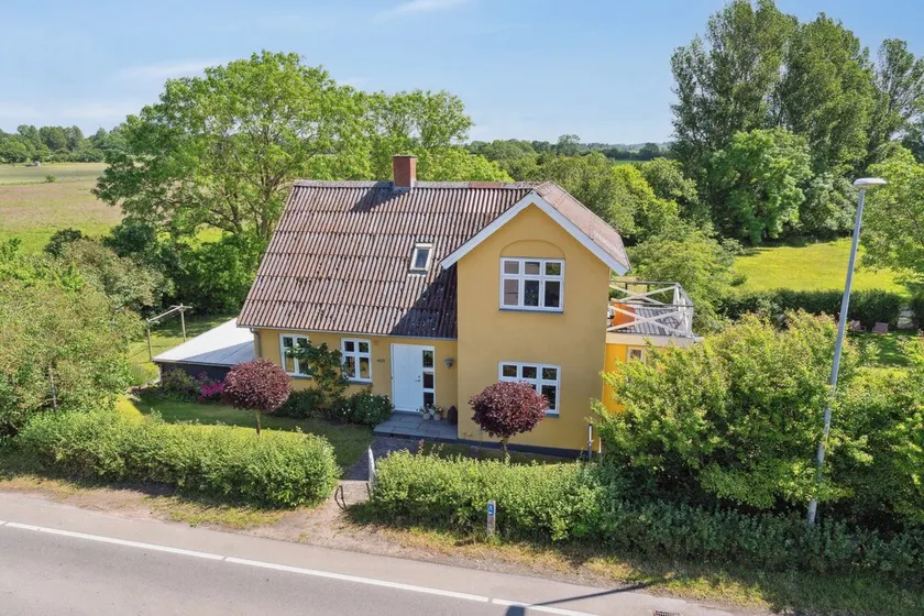 Beautiful Yellow Country Villa By The Water - Image 1