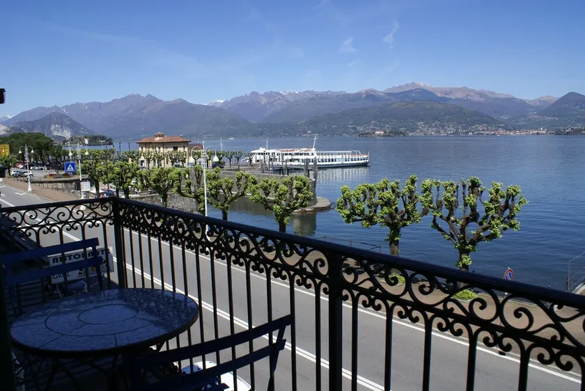Lakefront apartment in downtown Stresa with magnificent views - Image 1