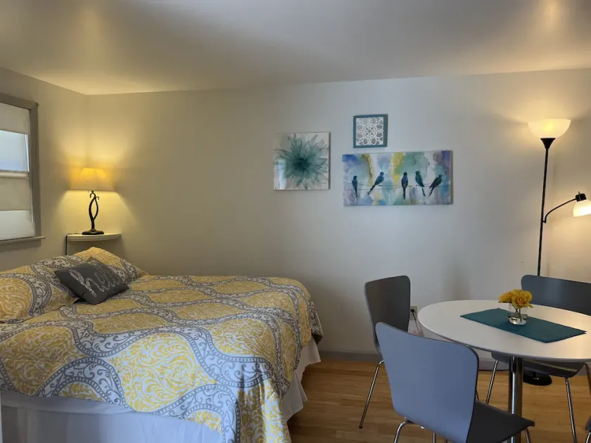 Highland Haven Under 5 minutes to All Star, 2nd floor studio, private entrance - Image 1