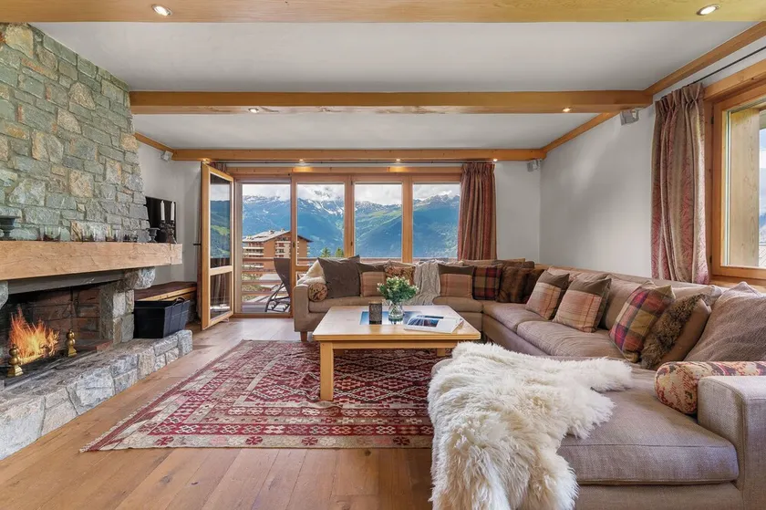 Two bedroom apartment, recently renovated with great style.<br><br>The apartment is distributed as follo - Image 1